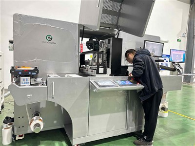 Машинная лакировка и тиснение фольгой для цифровой печати этикеток